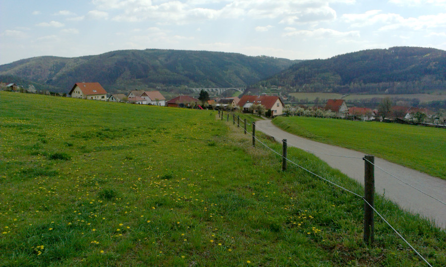 Pod náma Horní Loučky, vzadu bílý most