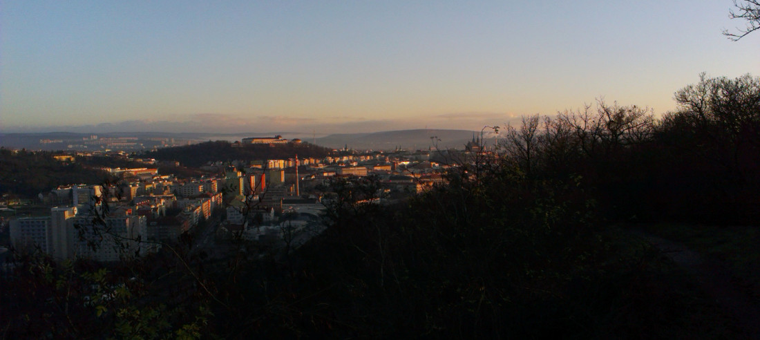 Východ slunce nad Brnem z vyhlídky na Červeném kopci