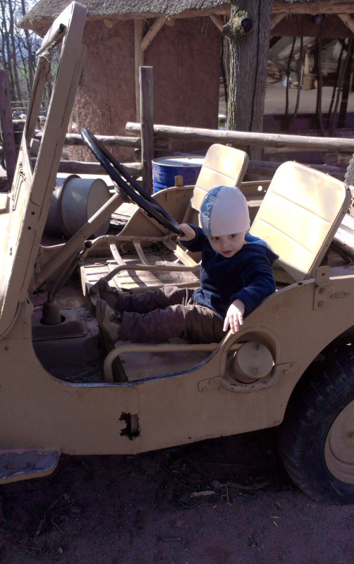 Taký starý polorozpadlý jeep v Africké vesničce je zastávka skoro na hodinu