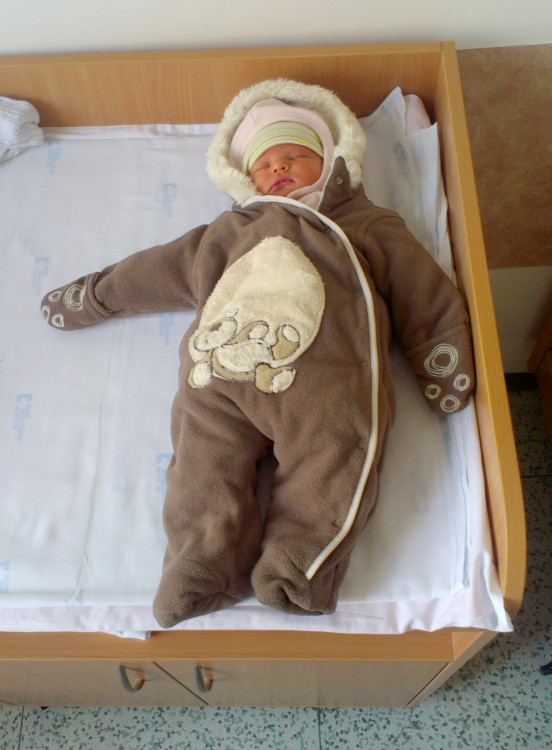 Pátý den po narození jsme Aélku zabalili stejně jako před dvěma lety Matýska