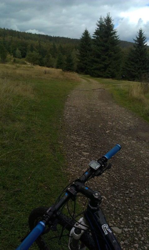 Na Ostrém. Za 9min, po rychlém sjezdu, jsem byl na asfaltce pod Kozincem