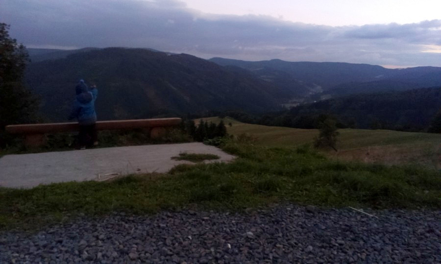 Před setměním házíme kameny ze svahu