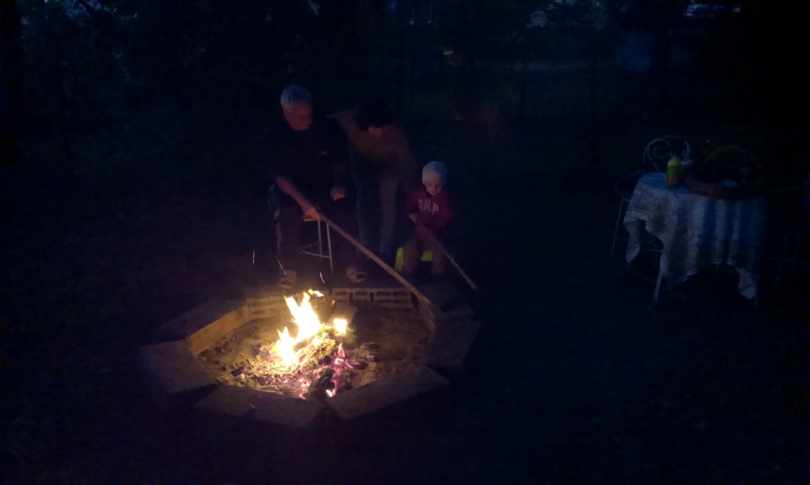 S dědou a babičkou u ohně