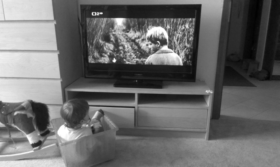 .. sledujeme chlapečka ..