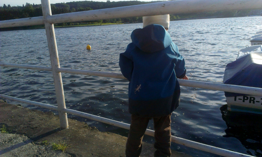 Klasické nekonečné házení kamenů - ve vzduchu je vidět poslední dávka