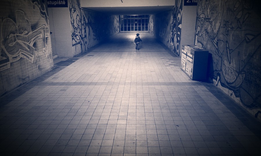 Lumpárny v podchodu Královopolského nádraží