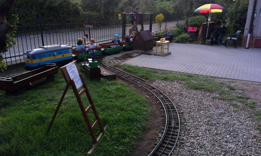 Vláčkový král sedí u ovládacího pultu