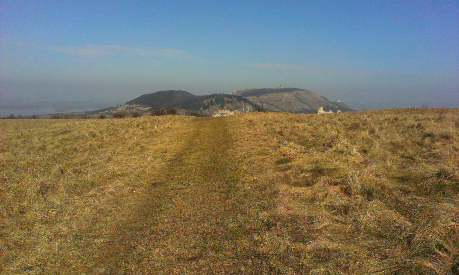 Ze Stolové hory - tam vzadu na Děvíně jsem byl před půl hodinkou