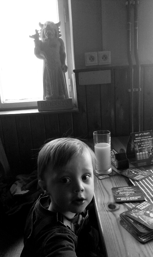 V turistické chatě na Ostrém jsme úplně sami - zahříváme se pod sochou Radegasta (v ruce má gagaga)