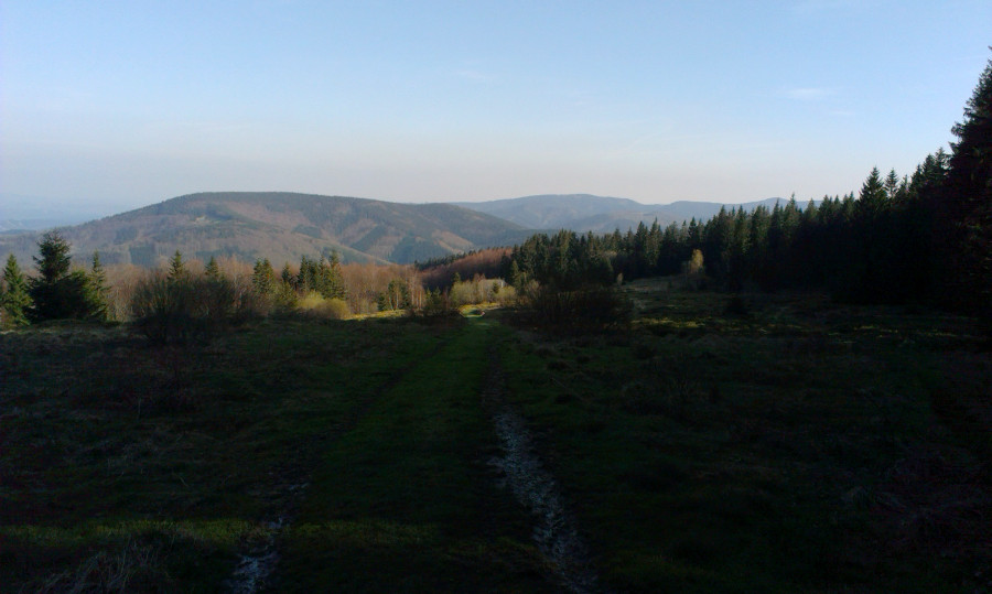 Pohled na hraniční hřeben a prales Mionší.