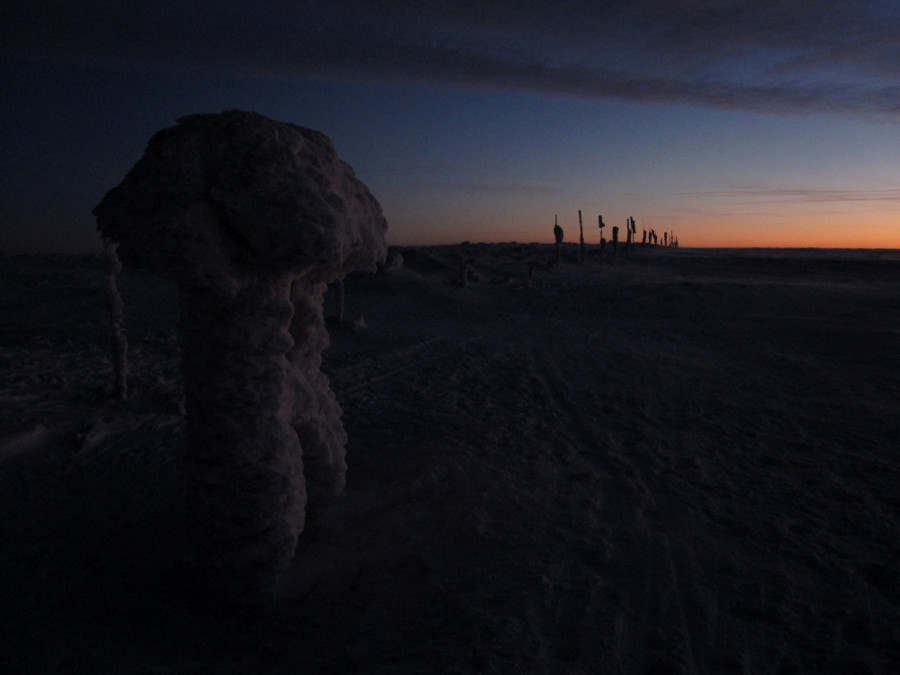 Poslední pohled na hlavní hřeben, pak šestikilometrový sjezd s čelovkou Velkým kotlem do Karlova