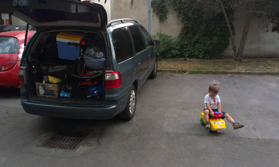 Stěhování národů - v autě jsou dva kočáry, malé kolo, sedačka na kolo, postýlka pro Adélku, jídlo, oblečení, dobro, ... vlezlo se vše