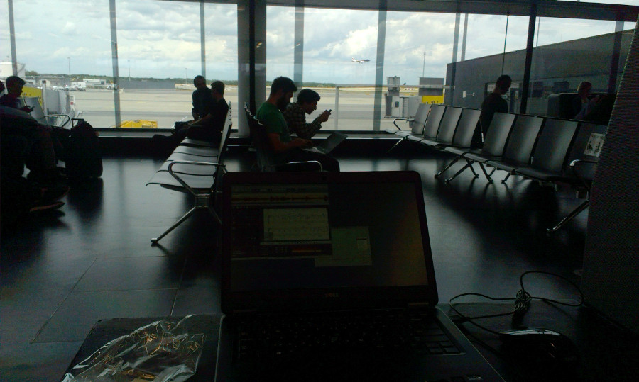 Nekonečné čekání na zpožděné letadlo - sluchátka na uších a přepisuju do not Anthem