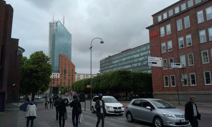 Náš hotel a vpravo firemní budova.