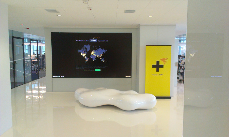 Obrovská obrazovka při vstupu