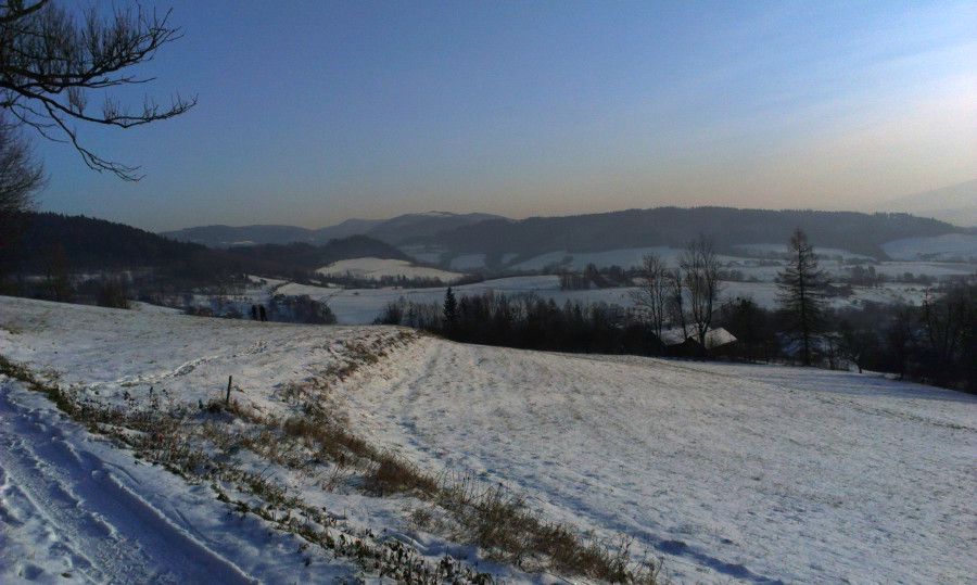 Vzadu kopce nad Nýdkem, nedávno jsem tam běžel