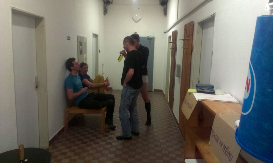 Večírek začal nesměle někdy kolem jedné v noci ...