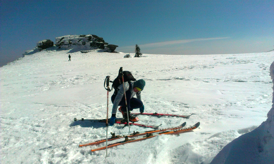 Petráky a vzadu ochranář co nesměle prudil