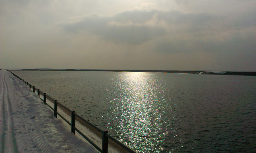 Ta malinká tečka vzadu je Tom, obvod nádrže má dva kiláky