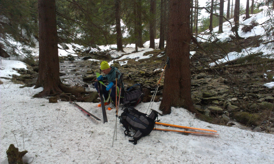 Po sjezdu z Velké Jezerné máme dost. Za dvě hodiny musíme být na Pradědu, čeká nás skoro 600m stoupání