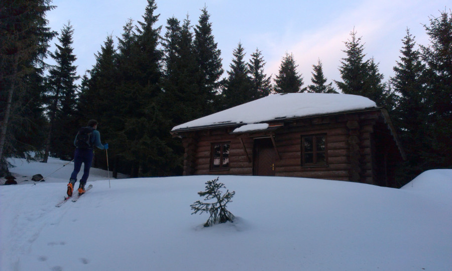 Kolem chaty Bobina už procházejí jen dvě duševní i fyzické trosky