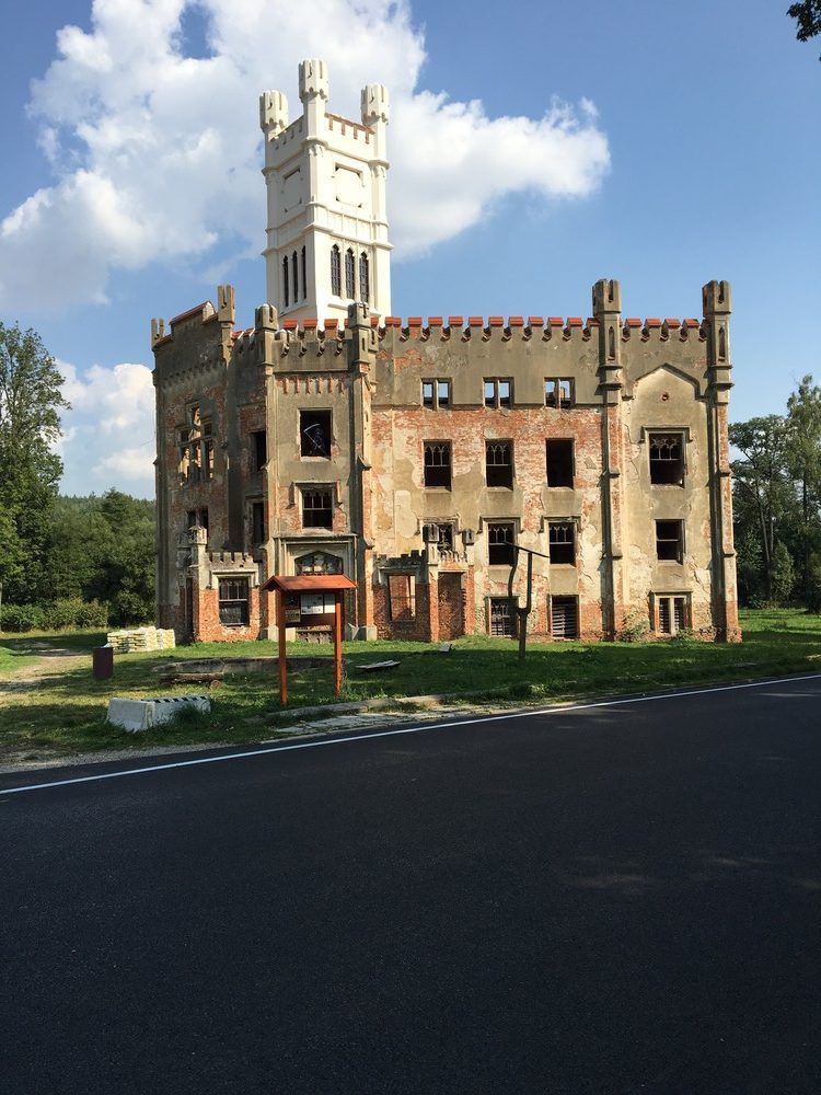 Malá Hluboká se smrtkou v okně (v noci nasvícená)