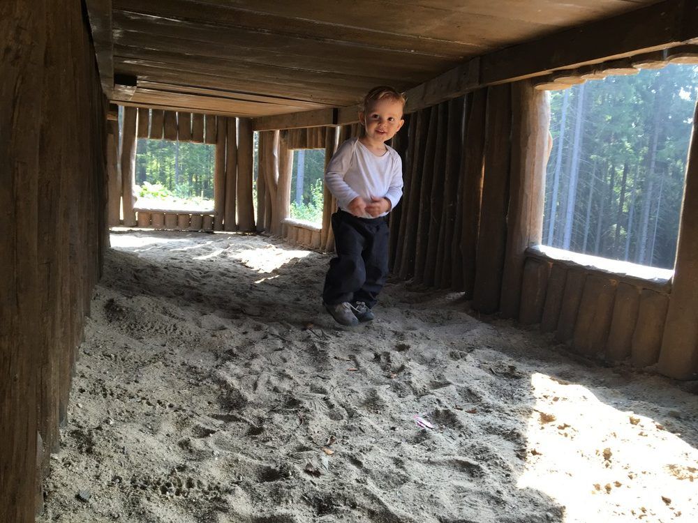 Áďa v jednom z domečků