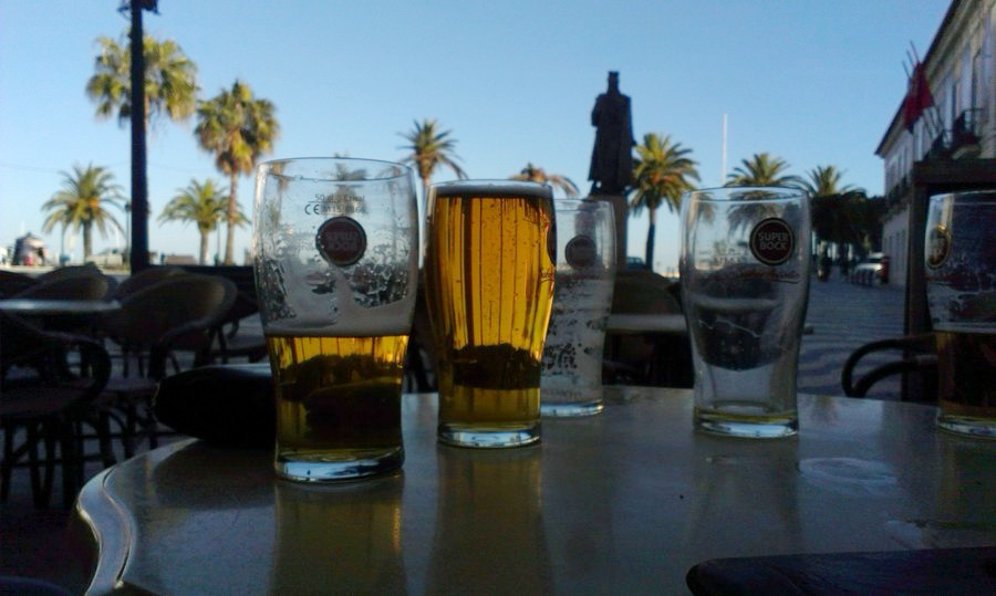 Irish pub nad pláží, na které živořili čeští bezdomovci