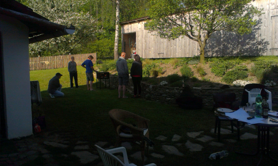 Tradicí se stalo grilování steaků venku na ohni