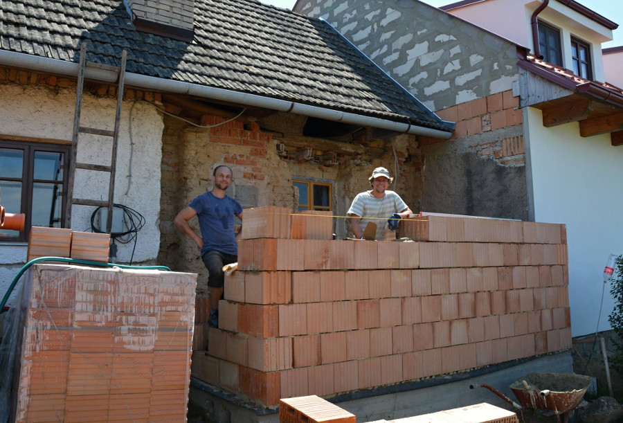 Výpomoc na Ospělovském hradě - stavíme koupelnu.