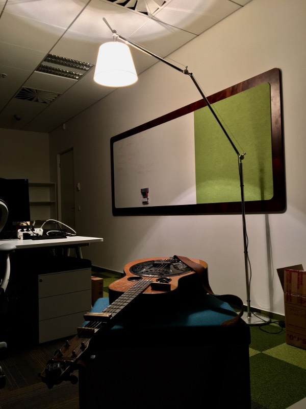 Před vysoupením v Zelenáčově šopě cvičím v noci v práci po té co jsme doma uspali děti.