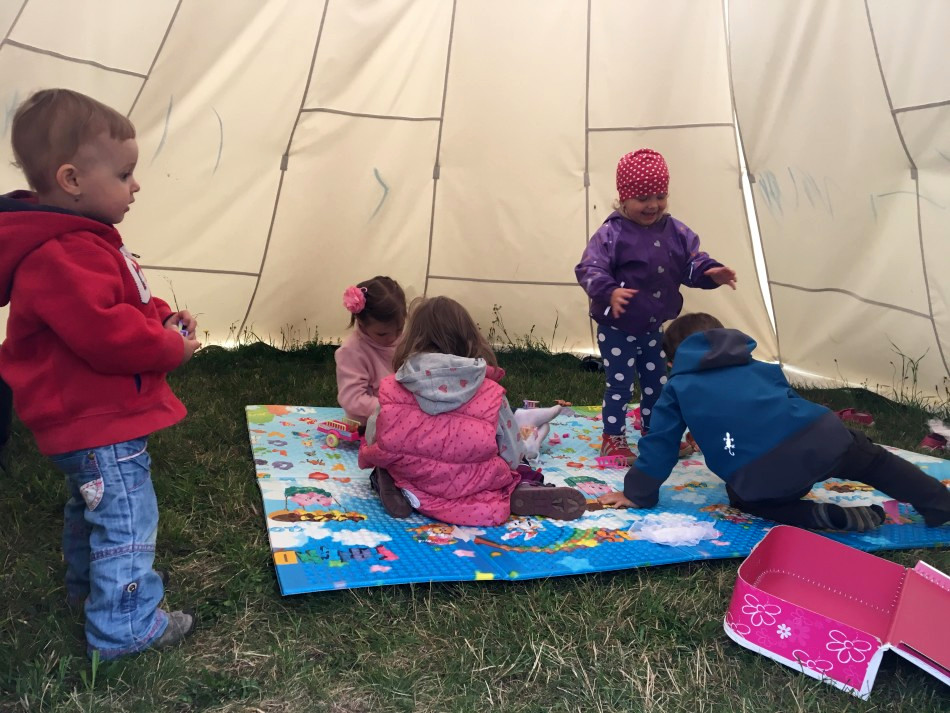 Zvěřinec v týpí, čmáranice na plachtě udělal Mates křídou, promiň Martine