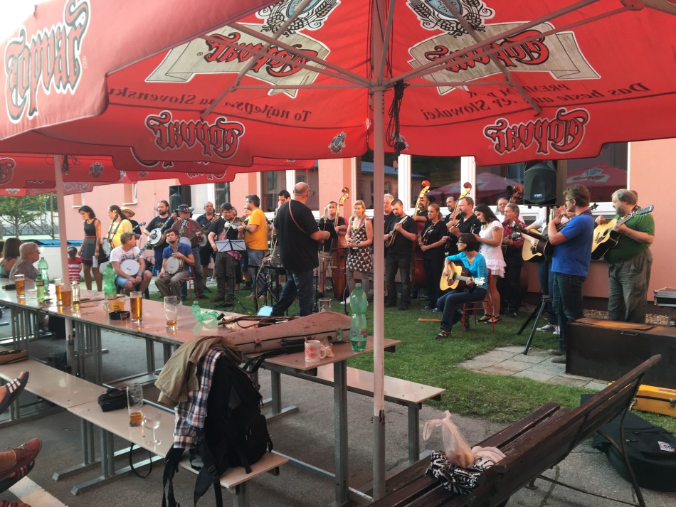 Všichni hrajou aneb demoliční četa