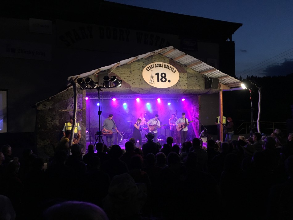 Heňo hraje s Amíkama