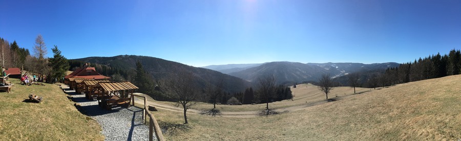 Výhled do údolí Lomné