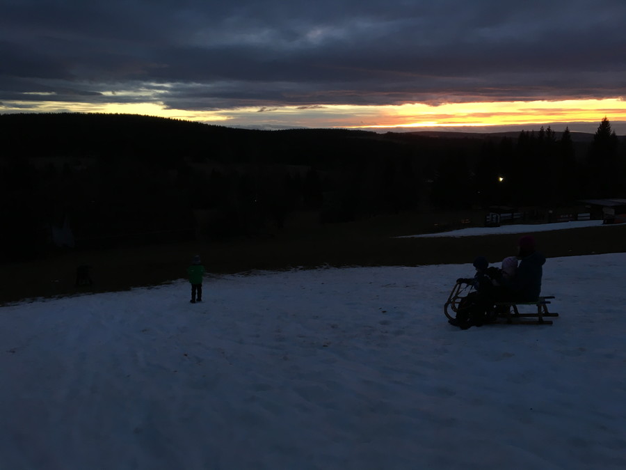 Užíváme zbytky sněhu na sjezdovce