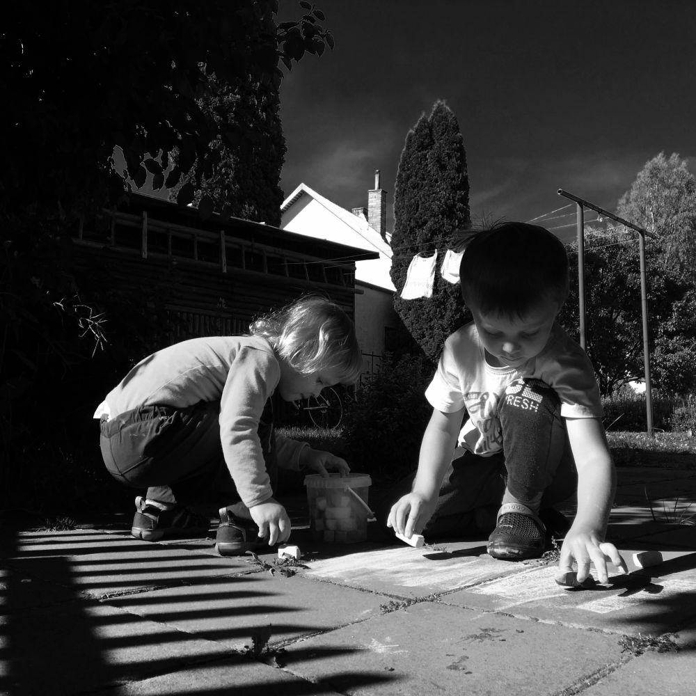 Kreslení před chalupou