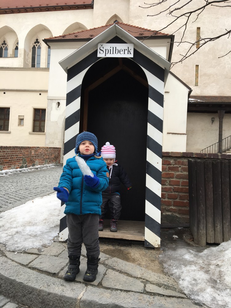 Kdyby ten led pak nenacpal nenápadně do kapsy, a my to zjistili až když se to roztápělo, tak by se dalo říct "Děti si pěkně hrály".