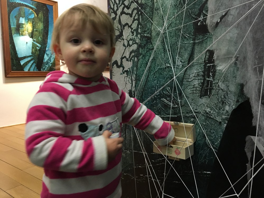 Kouzelné truhličky s razítky byly pro naše draky velkým lákladlem. Jinak vzadu jeden z mých nejoblíbenějších obrazů "Odchod Jaroslava Foglara"