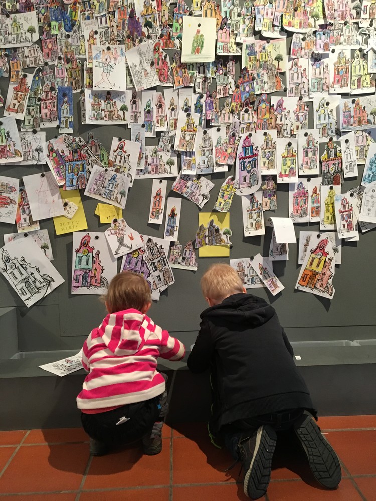 Tvůrčí koutek - každý si může vybarvit, vystřihnout a vystavit svůj dům