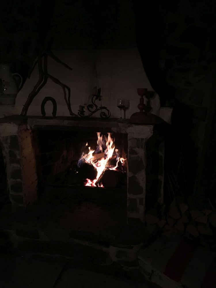 Večer na chalupě, konečně oheň v krbu