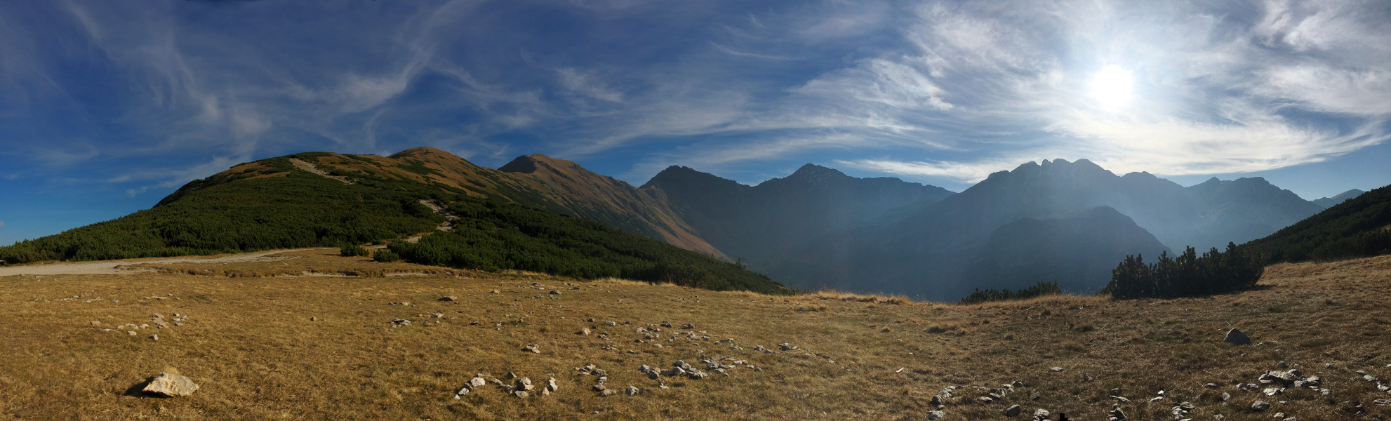 Ležíme na trávě a užíváme se poslední paprsky