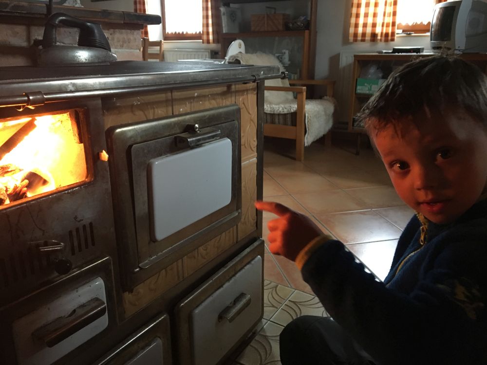 Jeli jsme ráno pro rohlíky a zmokli jsme, tož jsem Matýska naučil přikládat