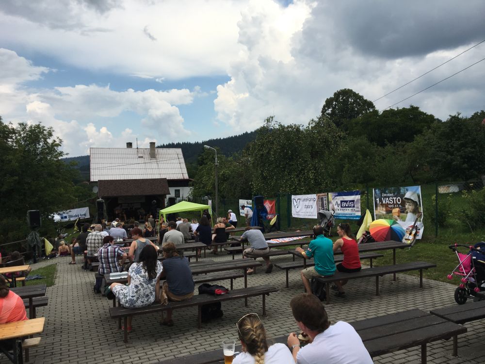 Lidé už se scházejí