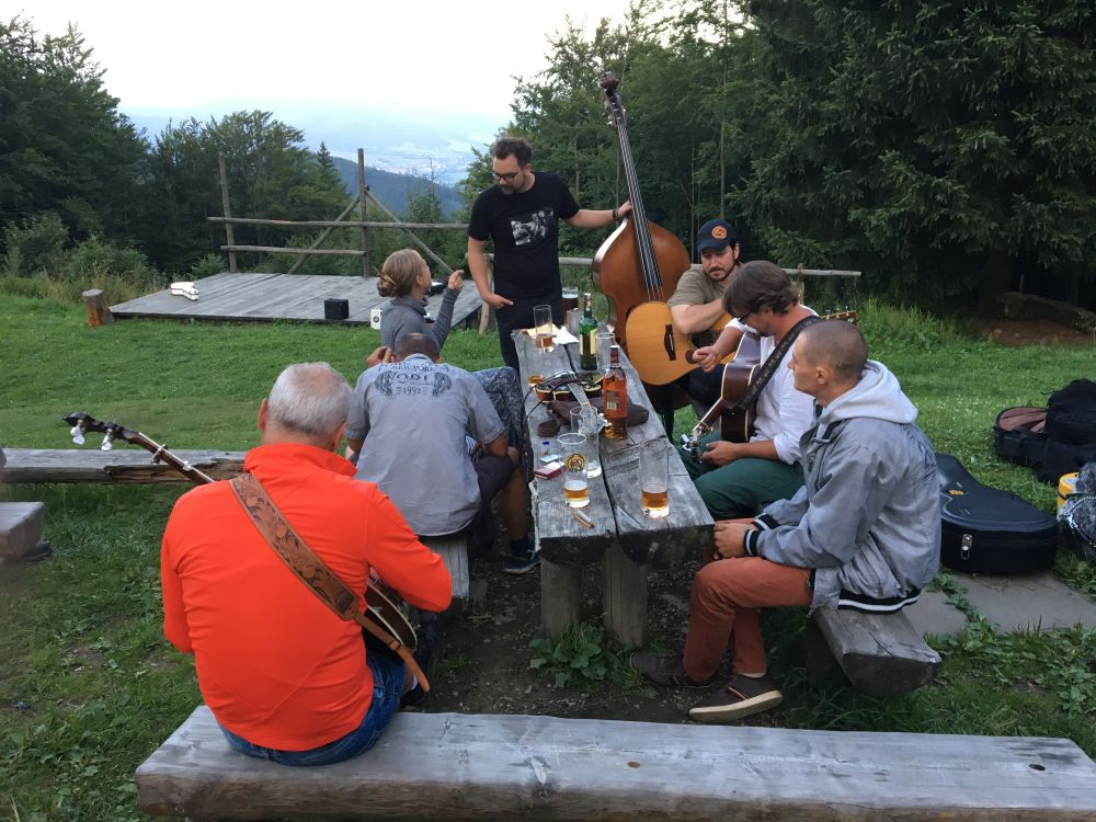 Trošku se jamovalo a popíjelo
