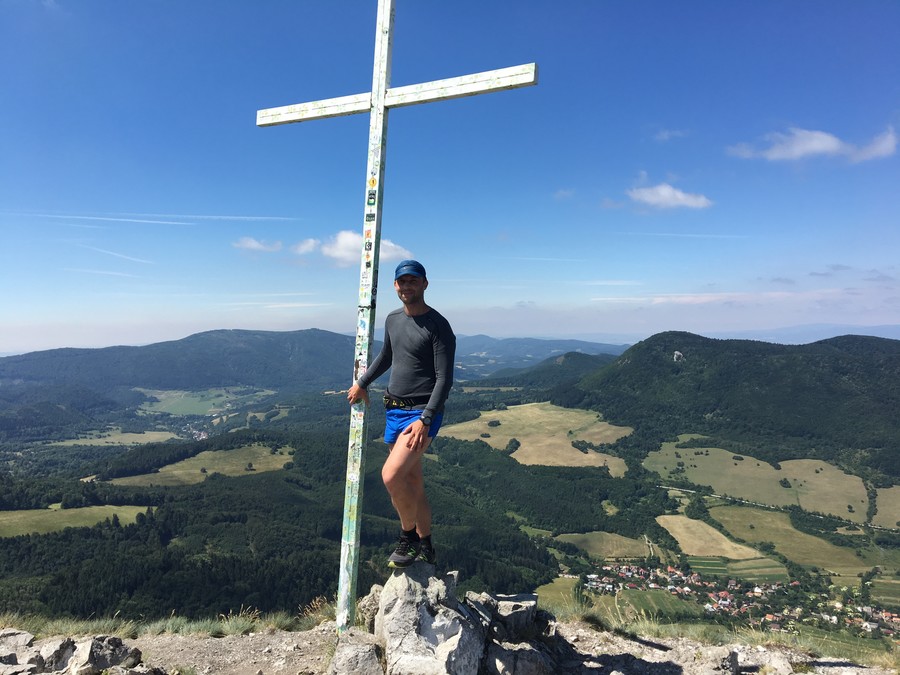 A jsem nahoře, dole nad vesnicí je amfiteátr, kde se hraje