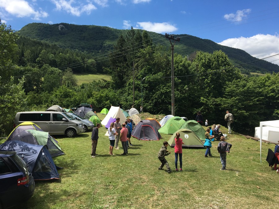 Ten bílý vojenský stan ... ten je od Vojtků