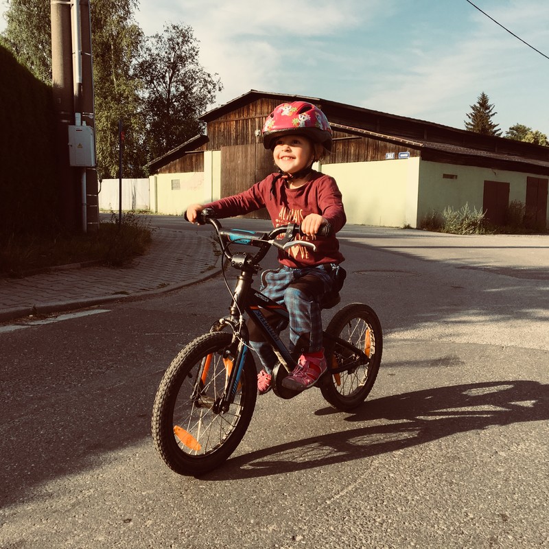 Jezdí sama a rovnou na velkém kole, mám velkou radost