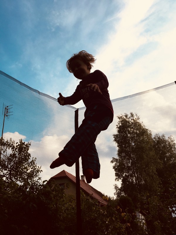 Nová trampolína na zahradě