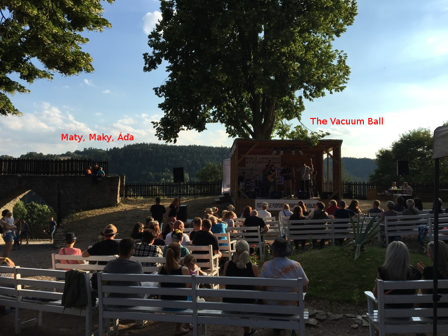 Hraje kapela, na kterou jsme sem přijeli